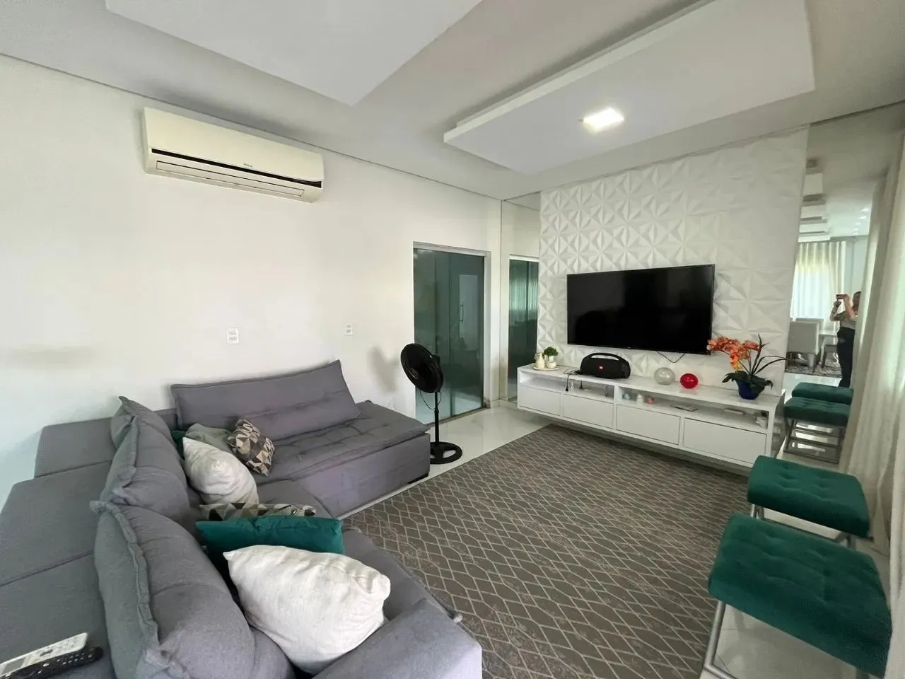Vendo Casa no Jardim Espanha, c/ 5 quartos, sendo 3 suítes, sala de estar, sala de jantar
