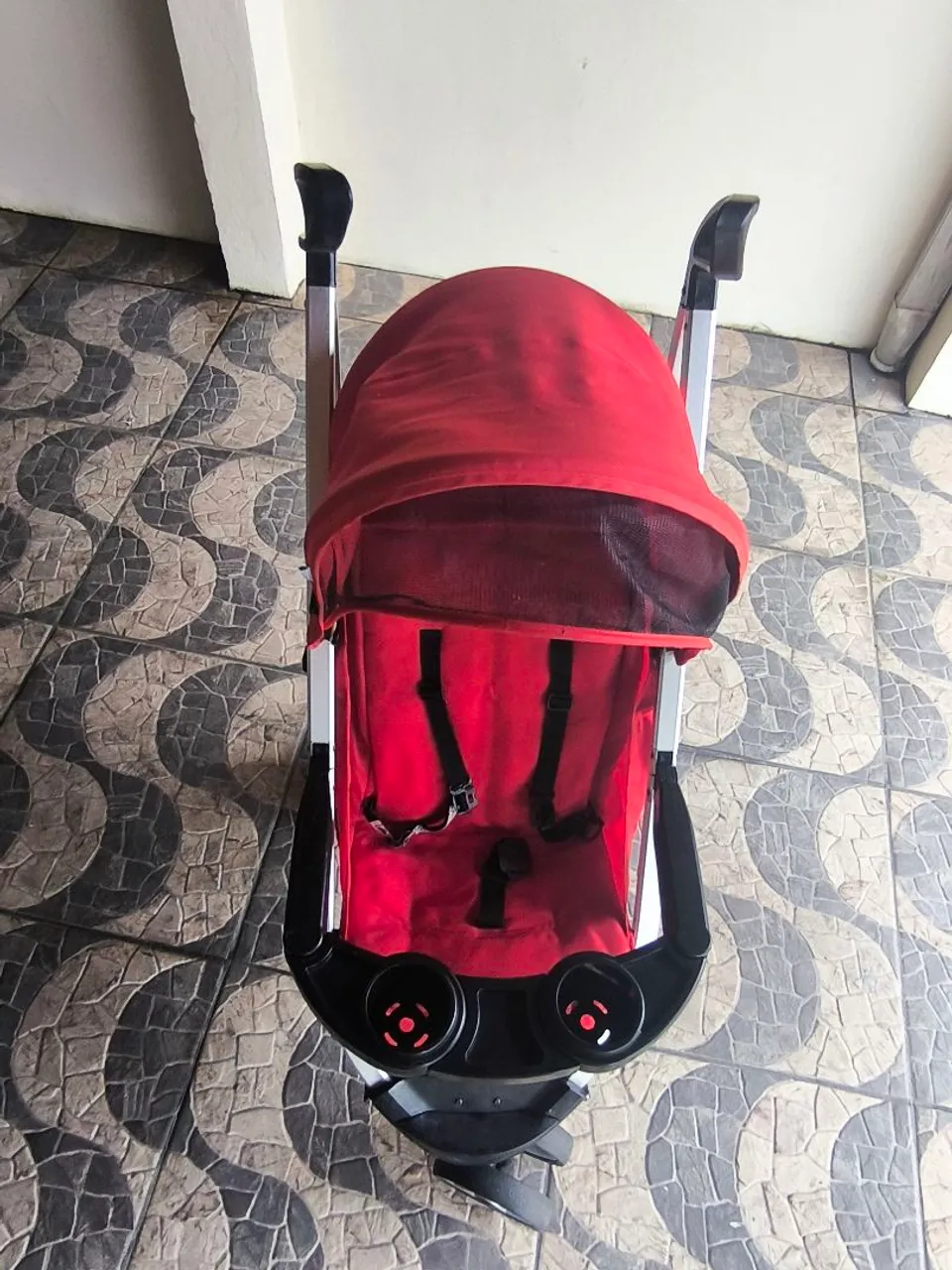 Carrinho de bebê compacto e prático e seguro, proteção contra sol.