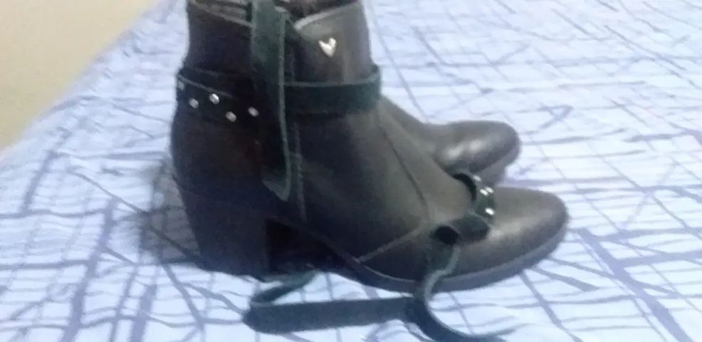 Bota preta de salto  - Foto 2