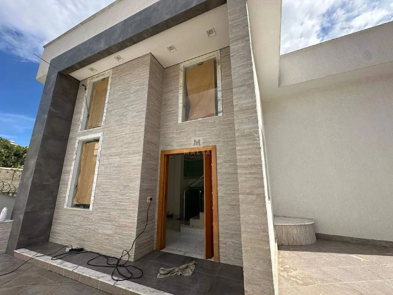 Casa com 04 quartos, suíte e 5 vagas à Venda no bairro Estoril/BH!