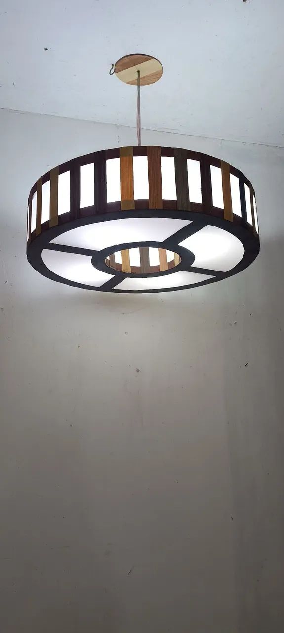 Lustre de madeira com cúpula redonda
