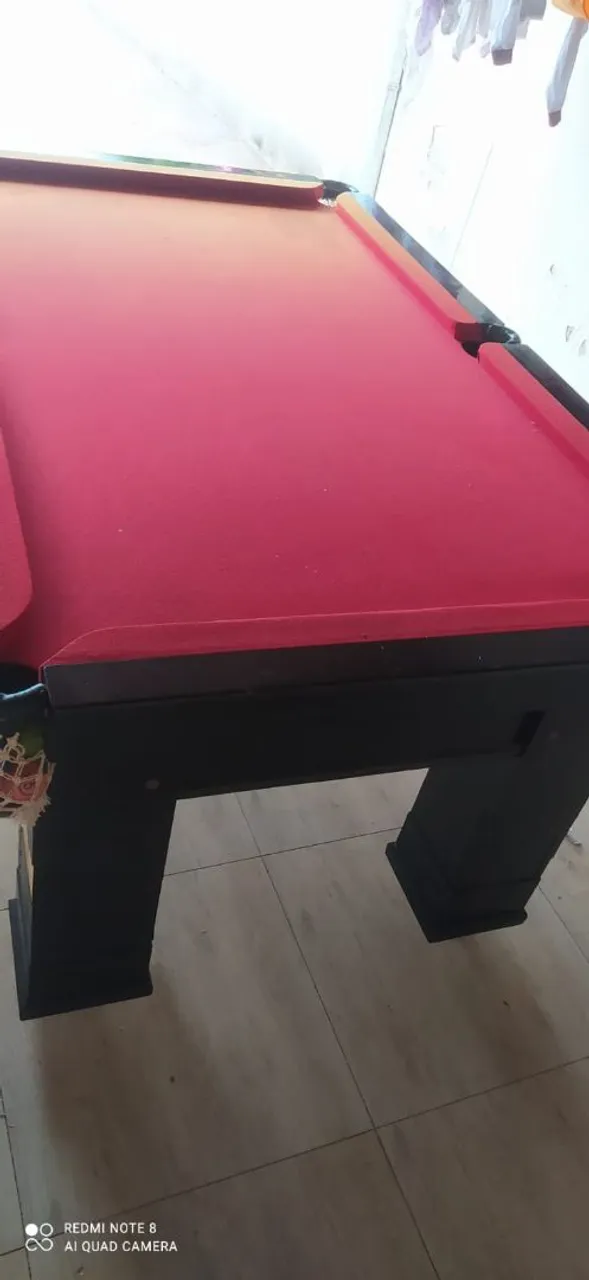 Mesa de sinuca vermelha