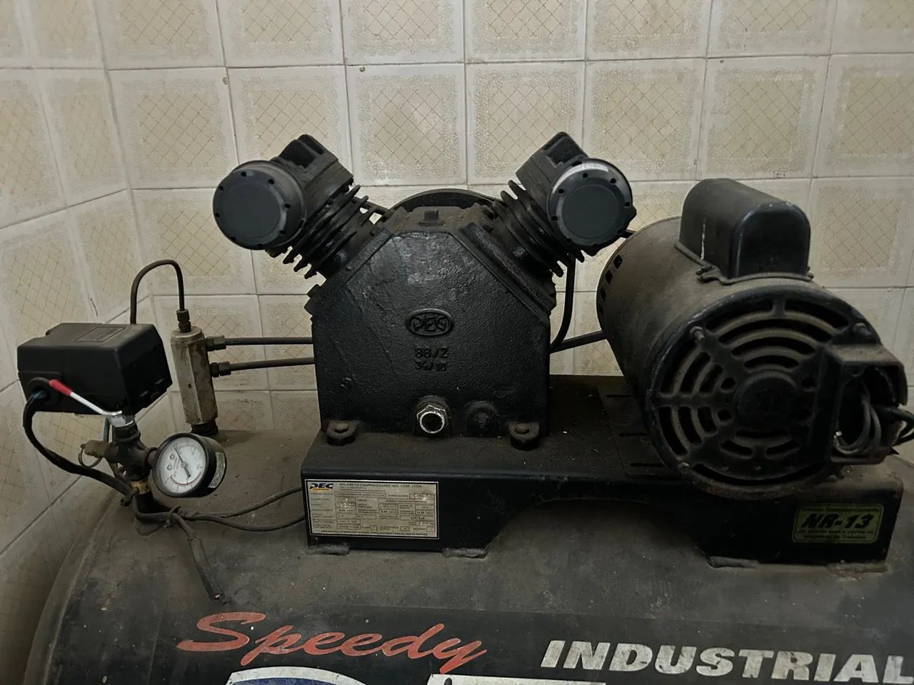  COMPRESSOR DE AR 10 PÉS MONOFÁSICO PEG NBPV-10/175L 120 LBS  - Foto 5