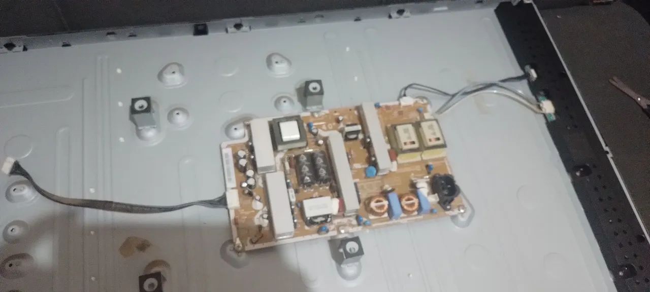 Placa de TV - Peça de Reposição, tem alto falantes, leds, 
