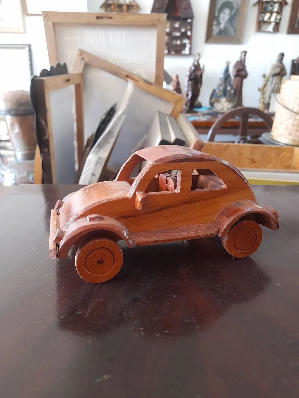 Miniatura de madeira artesanal modelo fusca