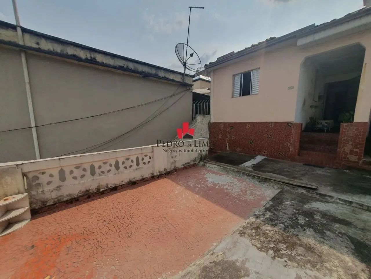 Terreno de 300 m², medindo 6x50, contendo duas casas térreas para reformar ou demolir. - Foto 5