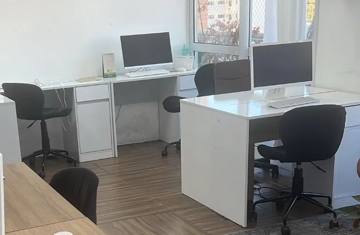 Mesa para escritório com porta e gaveta em bom estado de conservação 10 unidades