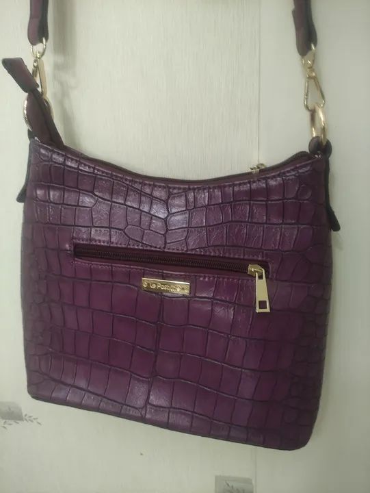 LE POSTICHE BOLSA TRANSVERSAL 135,00<br>VINHO <br>VARIAS DIVISÕES <br>ALCA COM REGULAR<br>ALTURA 24CM - Foto 2