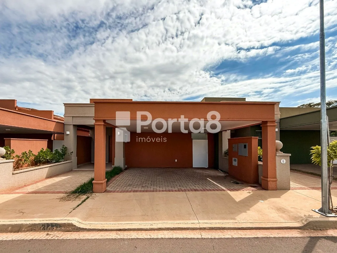 Casa em Condomínio com Lazer, 2 Dormitórios e 2 Vagas - Para Locação no Raízes Imperial.