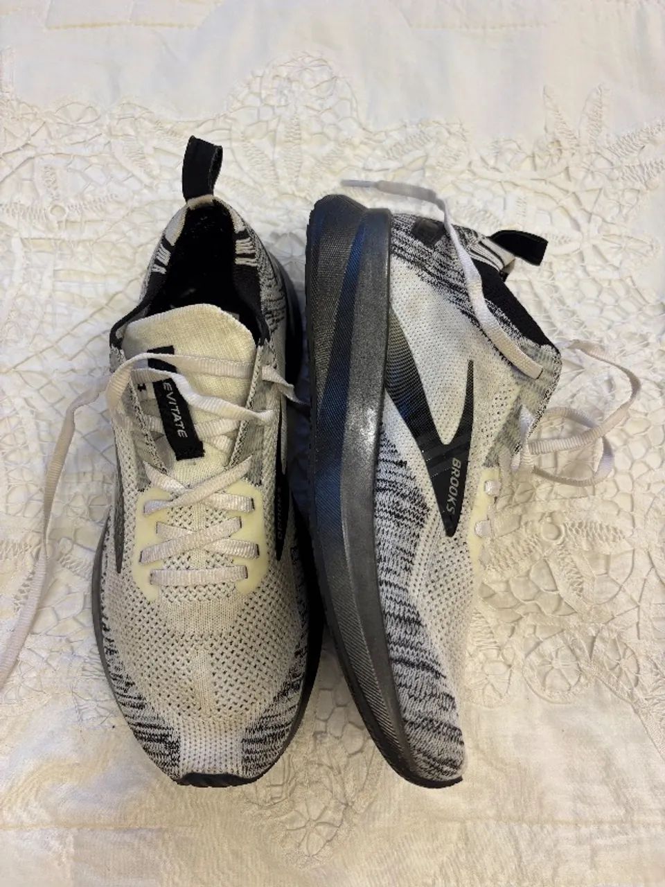 Tênis de Corrida Brooks Levitate Branco e Preto Calçados