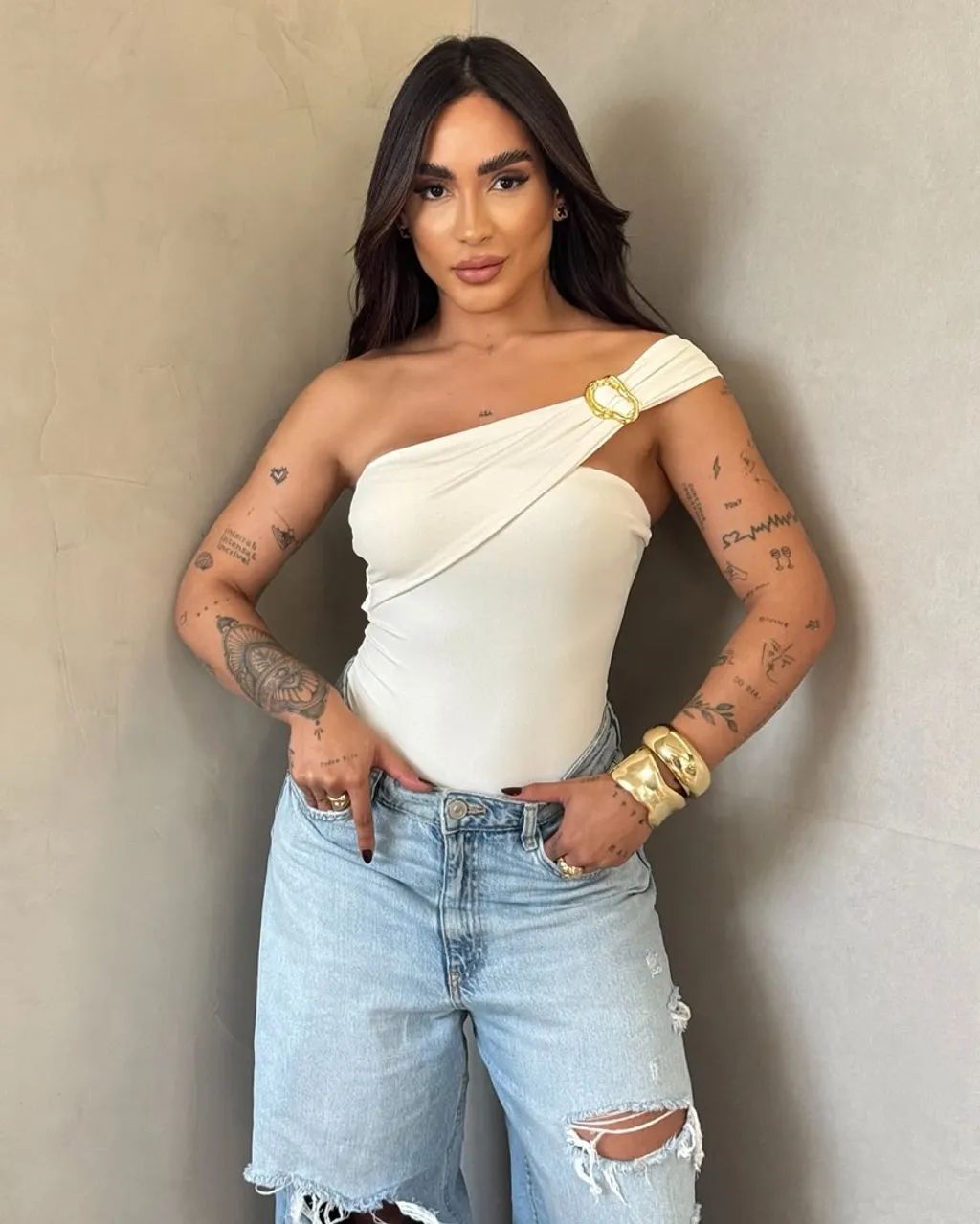 Body Branco Elegante com Detalhe Dourado e Jeans Destroyed