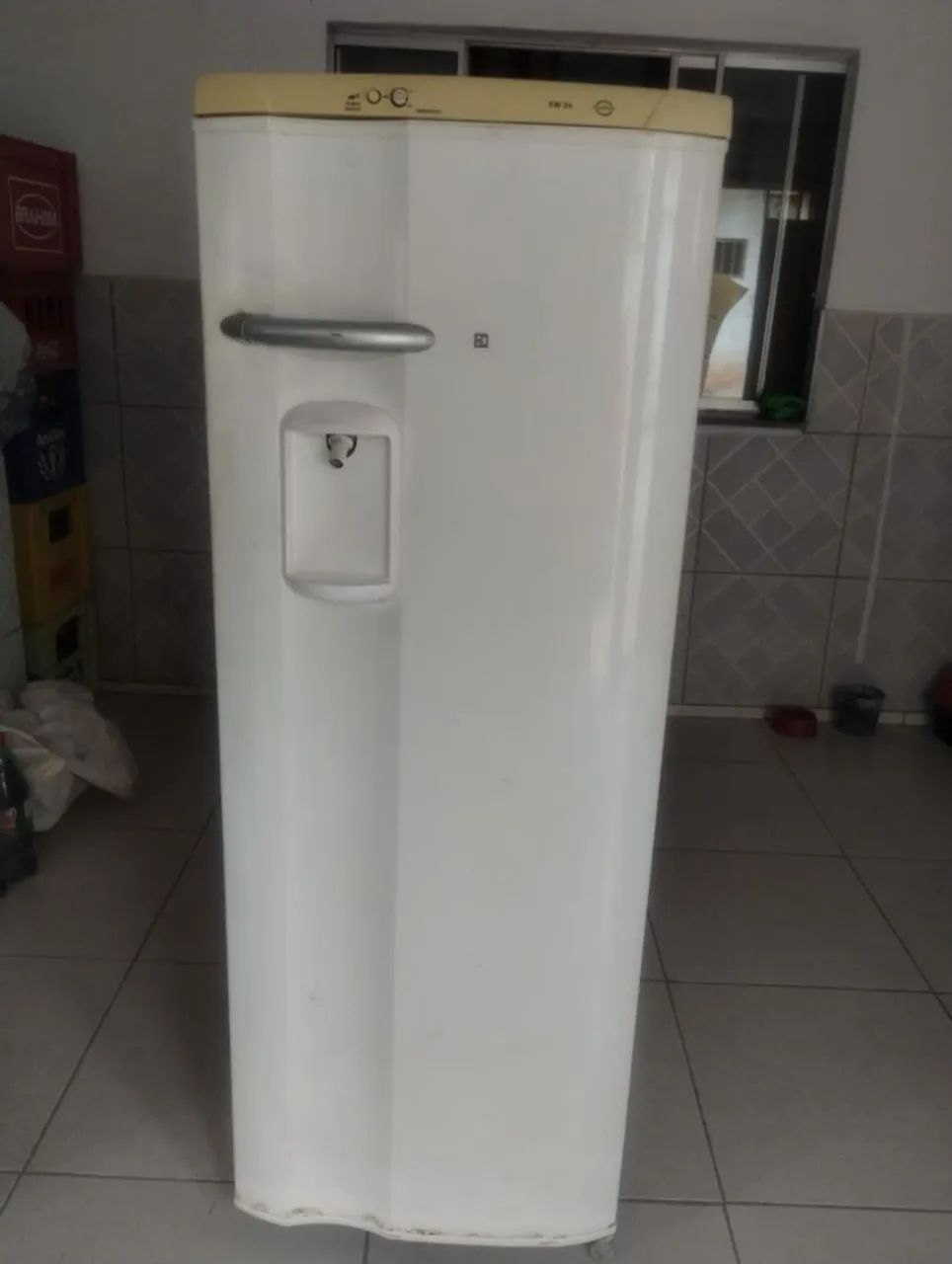 Geladeira com água na porta Electrolux 
