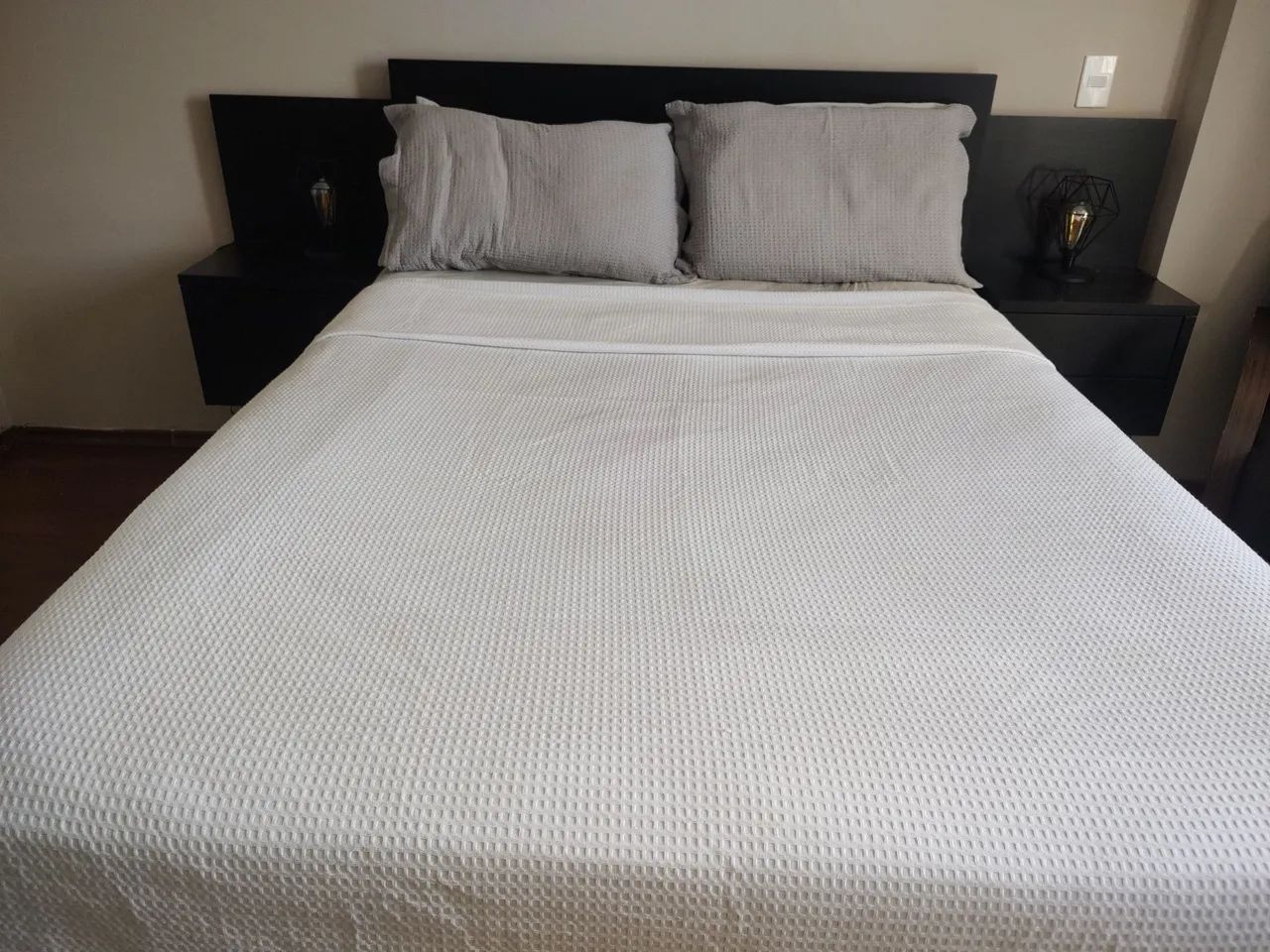 Cabeceira de cama preta com mesas de apoio embutidas - Foto 4