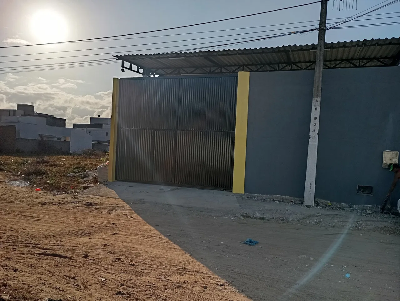 Aluga-se galpão com 220mts