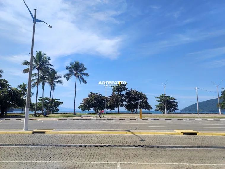 loja no centro de Ubatuba com vista para o mar