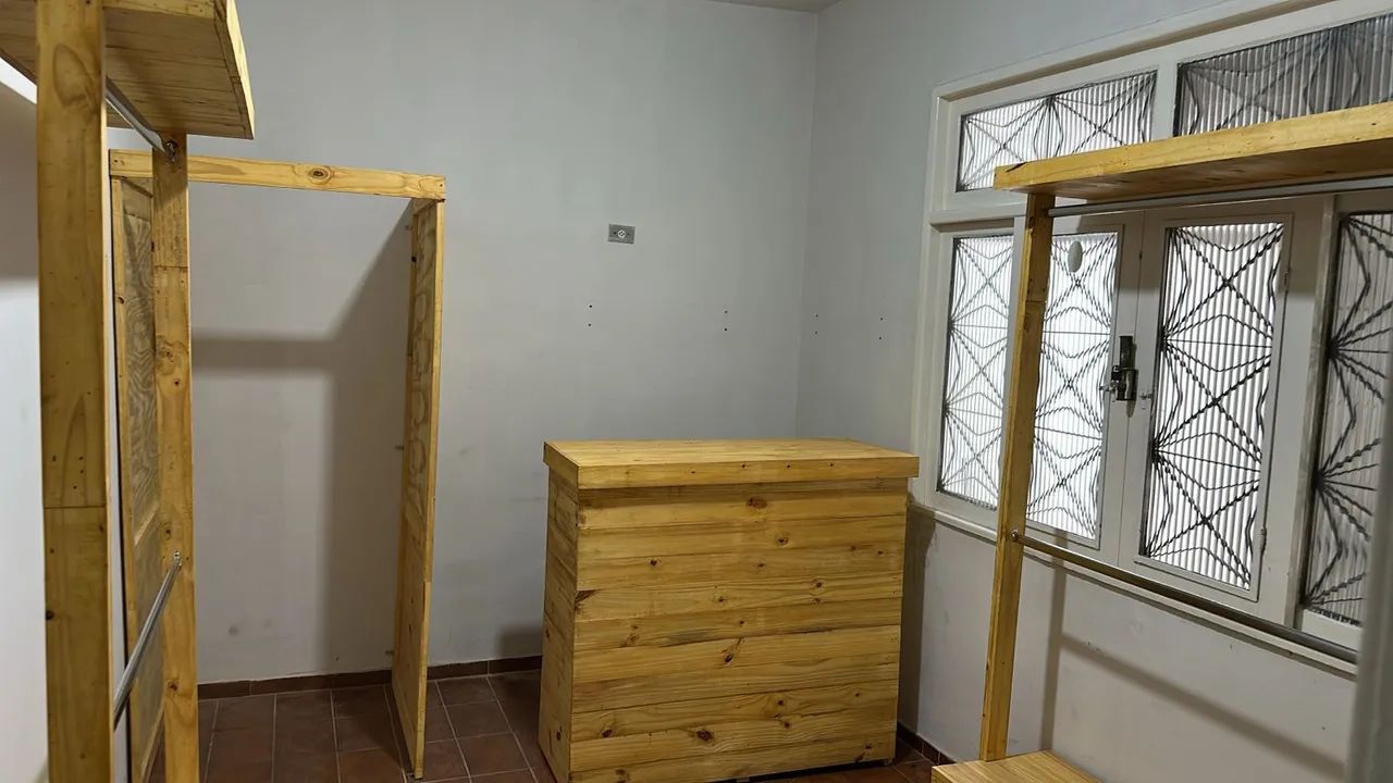 Loja balcão provador araras em pallets 