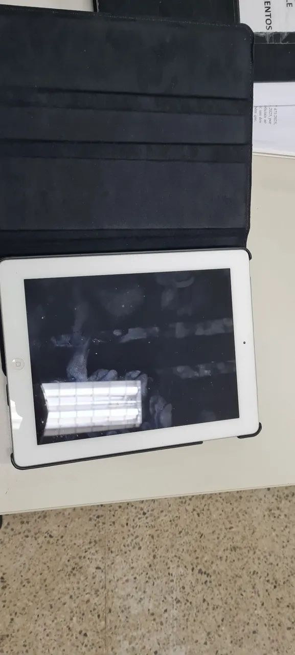 Vendo IPad Apple com capa giratória  - Foto 2