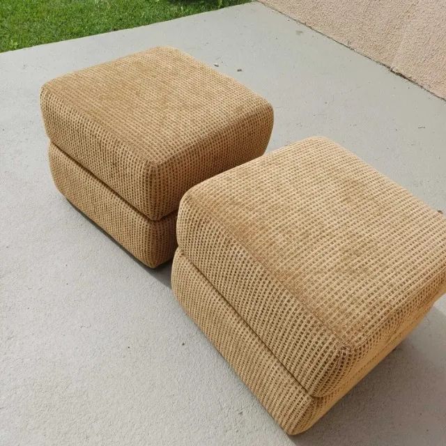 2 pufes estofados novos