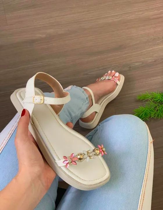 Sandália branca com pedrarias - TAM 37