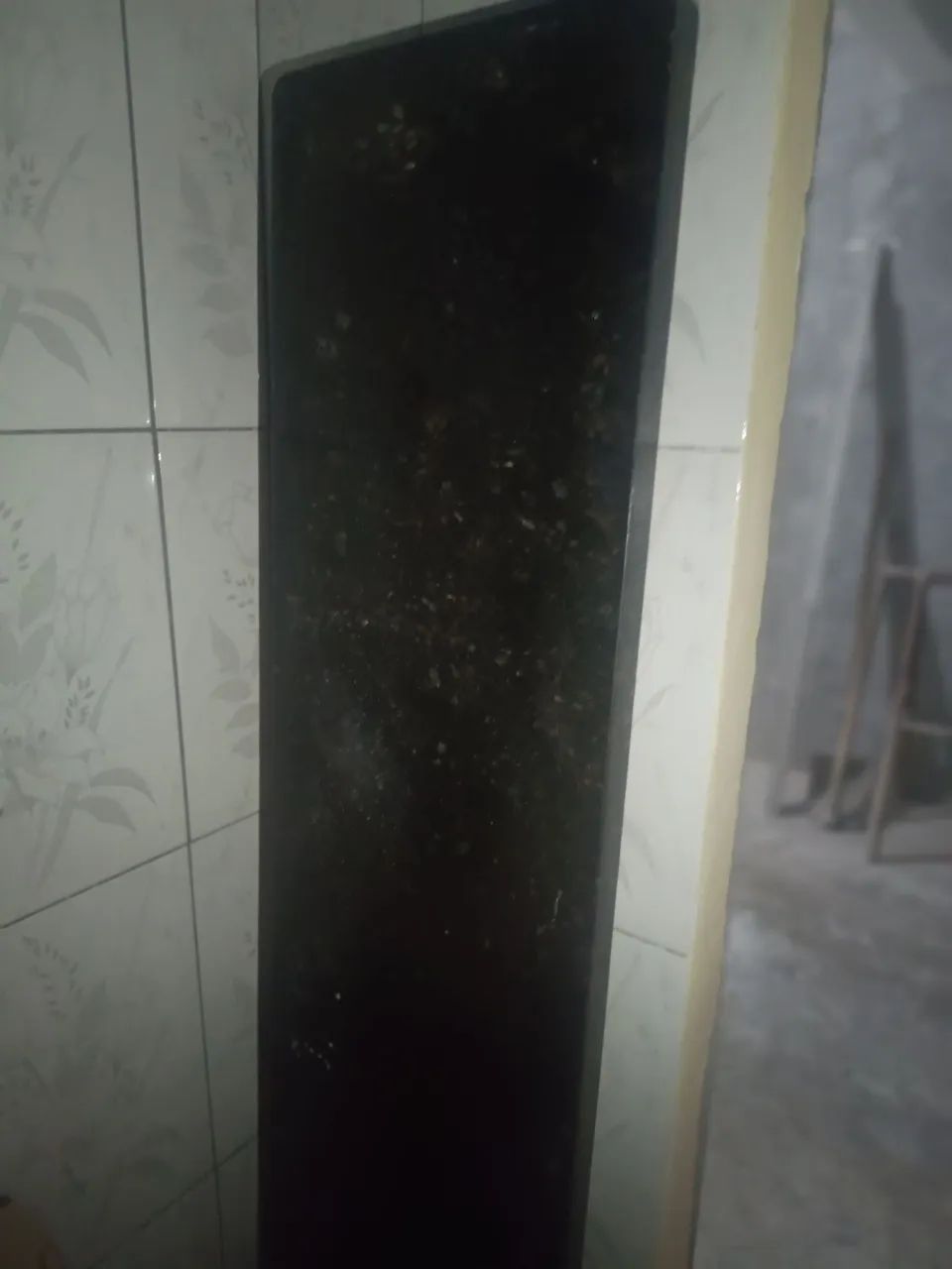 Bancada de mármore verde Ubatuba e bloco de vidro no precinho tudo