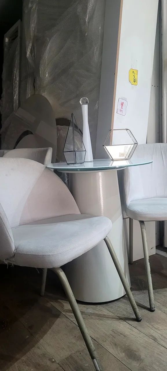 Mesa cone com tampo de vidro e duas cadeiras poltronas - Foto 2
