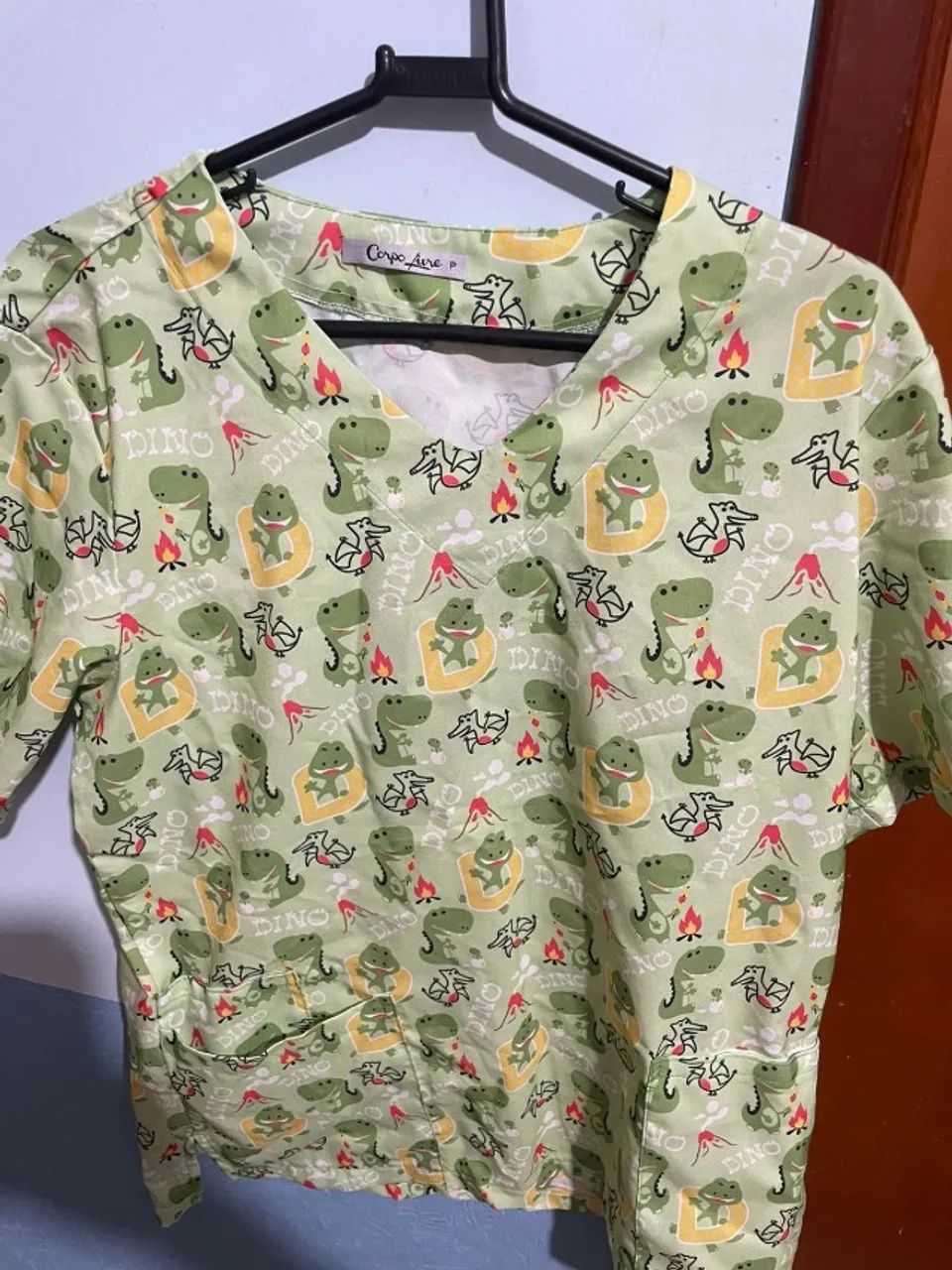 Pijama Cirúrgico Scrub Estampado Unissex Dinossauro "P" - Foto 3