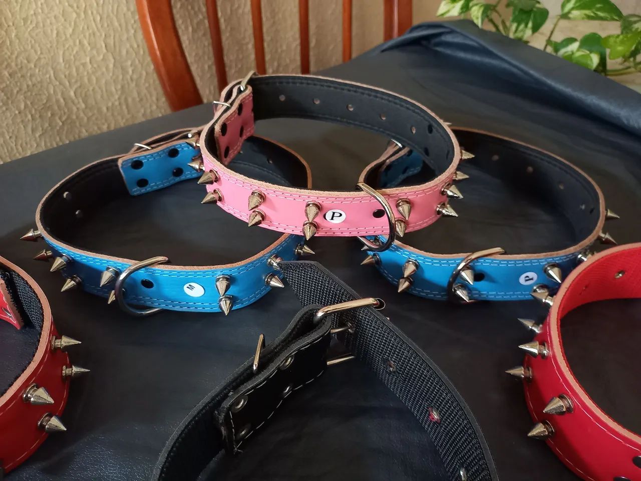 Coleira de Couro com Espinhos para Cães - Foto 2