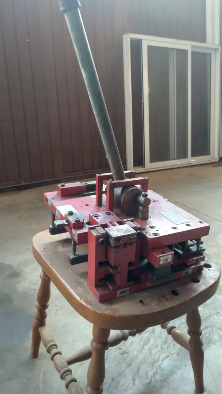 Máquina Industrial para Dobrar Metal - Estampo pra esquadrias de alumínio
