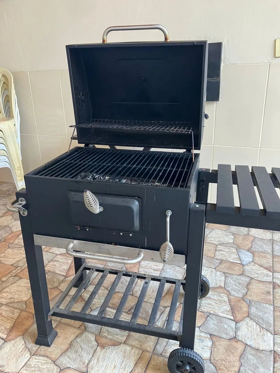 LIQUIDAÇÃO URGENTE! Churrasqueira Smoker Grande  c/ Termômetro - - Foto 2