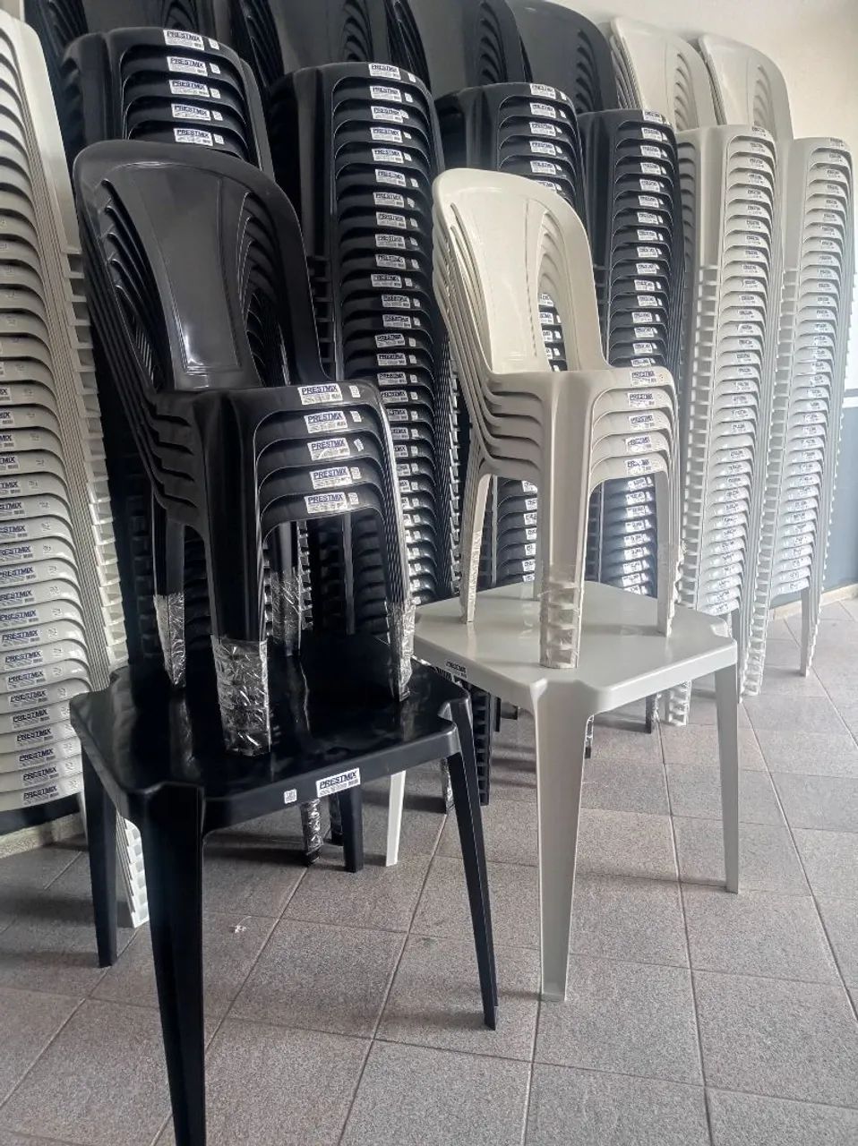 Cadeiras de Plástico  e  mesas produto novos. - Foto 3