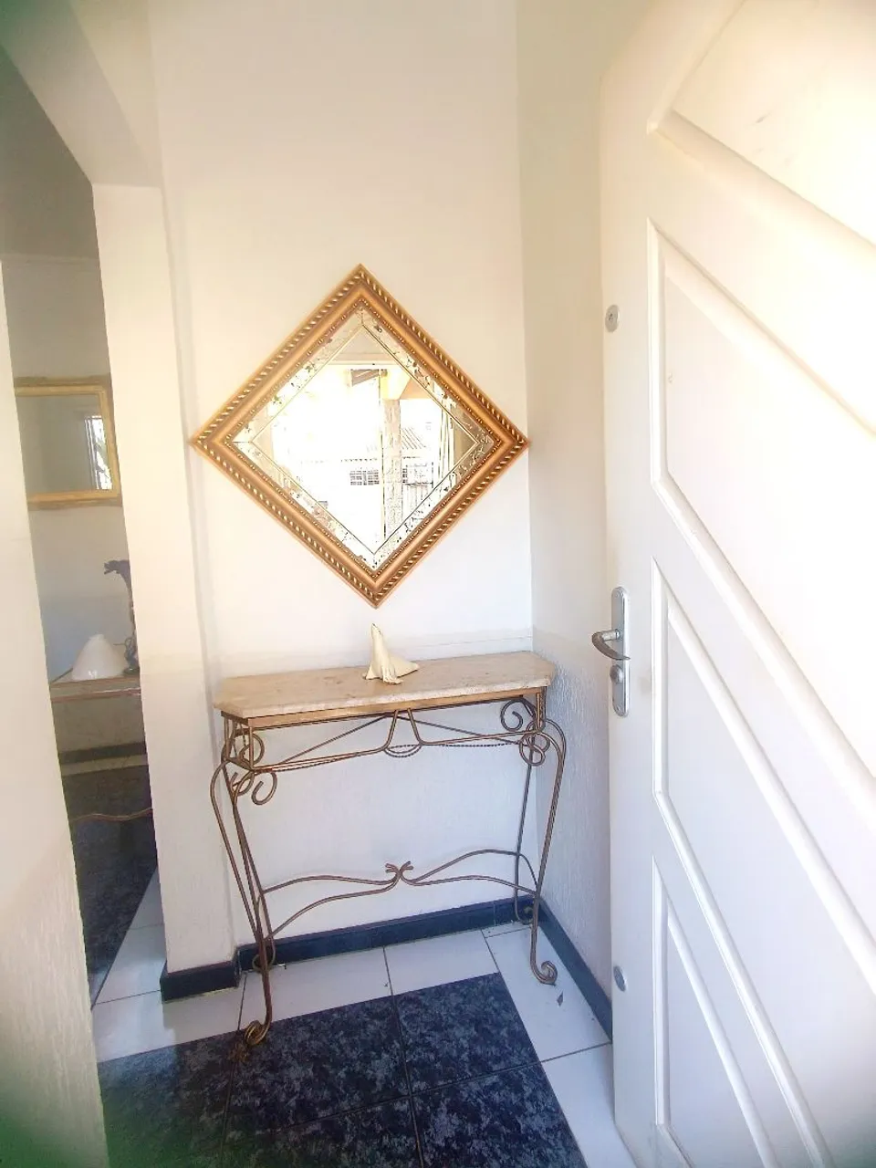 Aparador com Detalhes em Metal e Espelho Decorativo