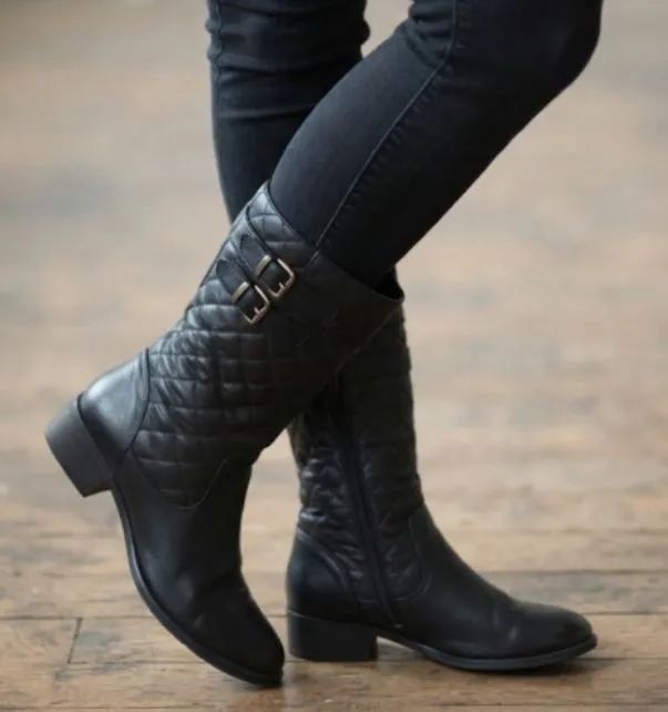 Bota cano longo em couro natural 