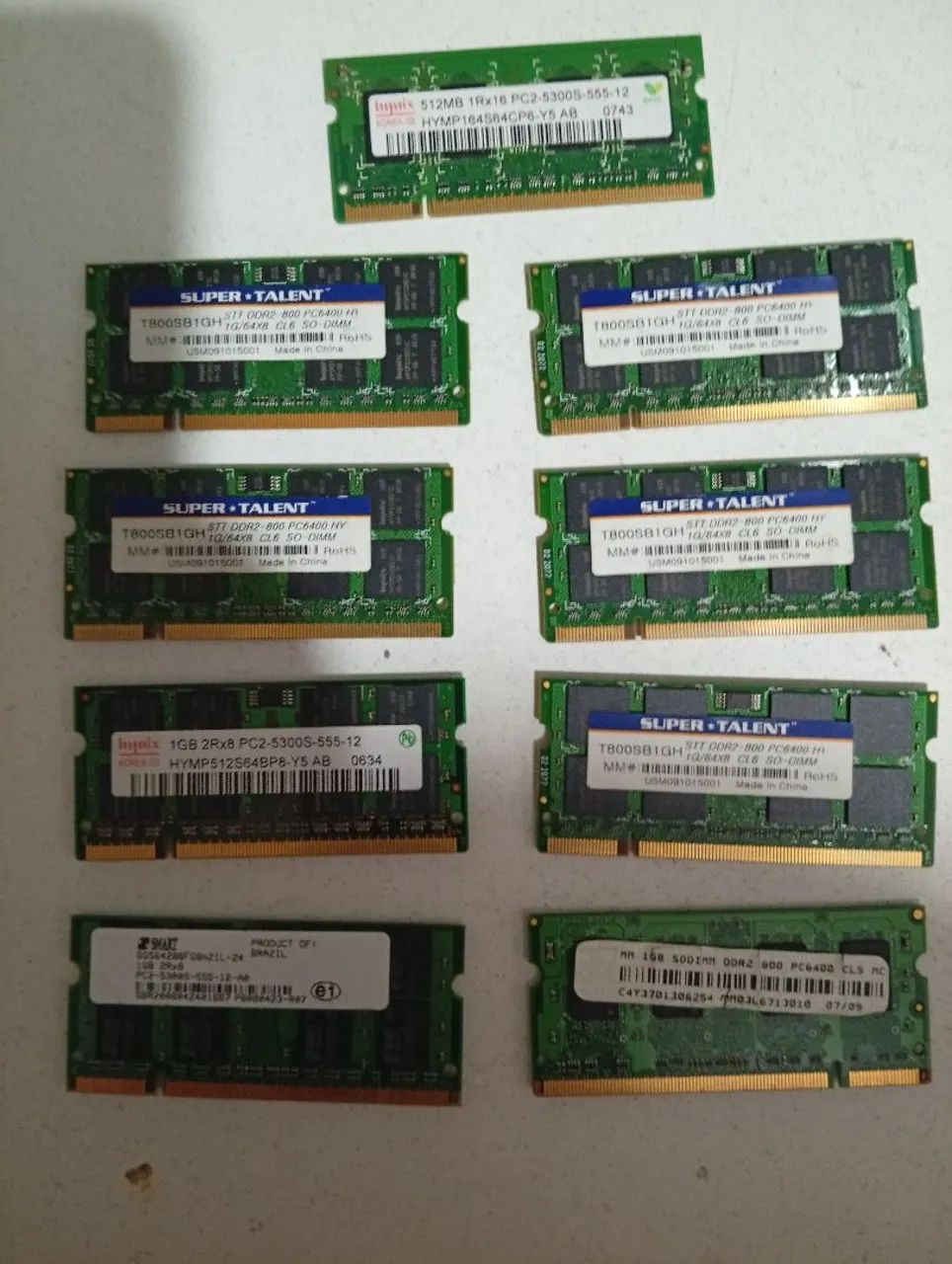 8 pentes de DDR2 1GB + 1 de 500mb