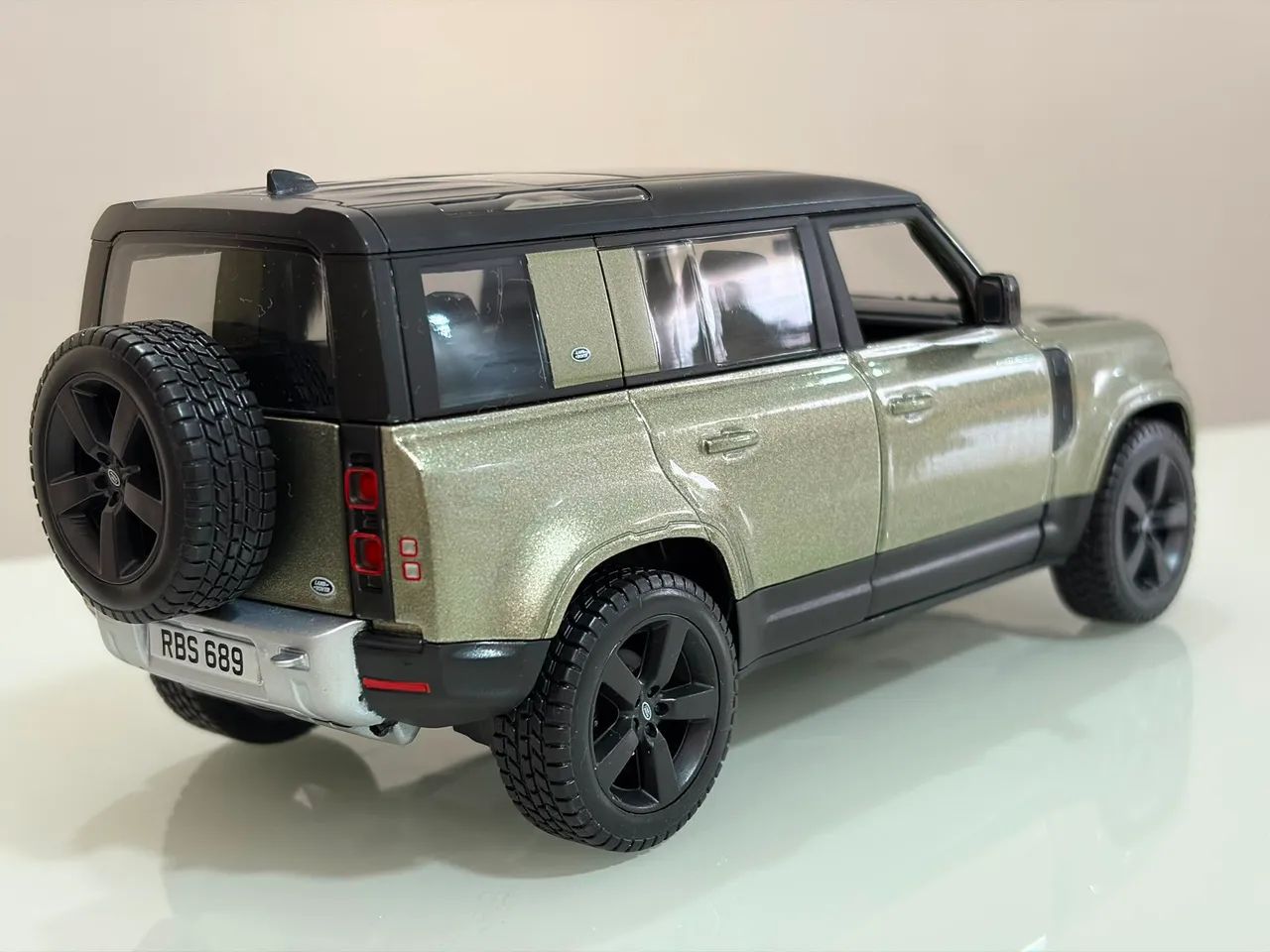 Jeep Defender Burago Escala 1:24 - Foto 5