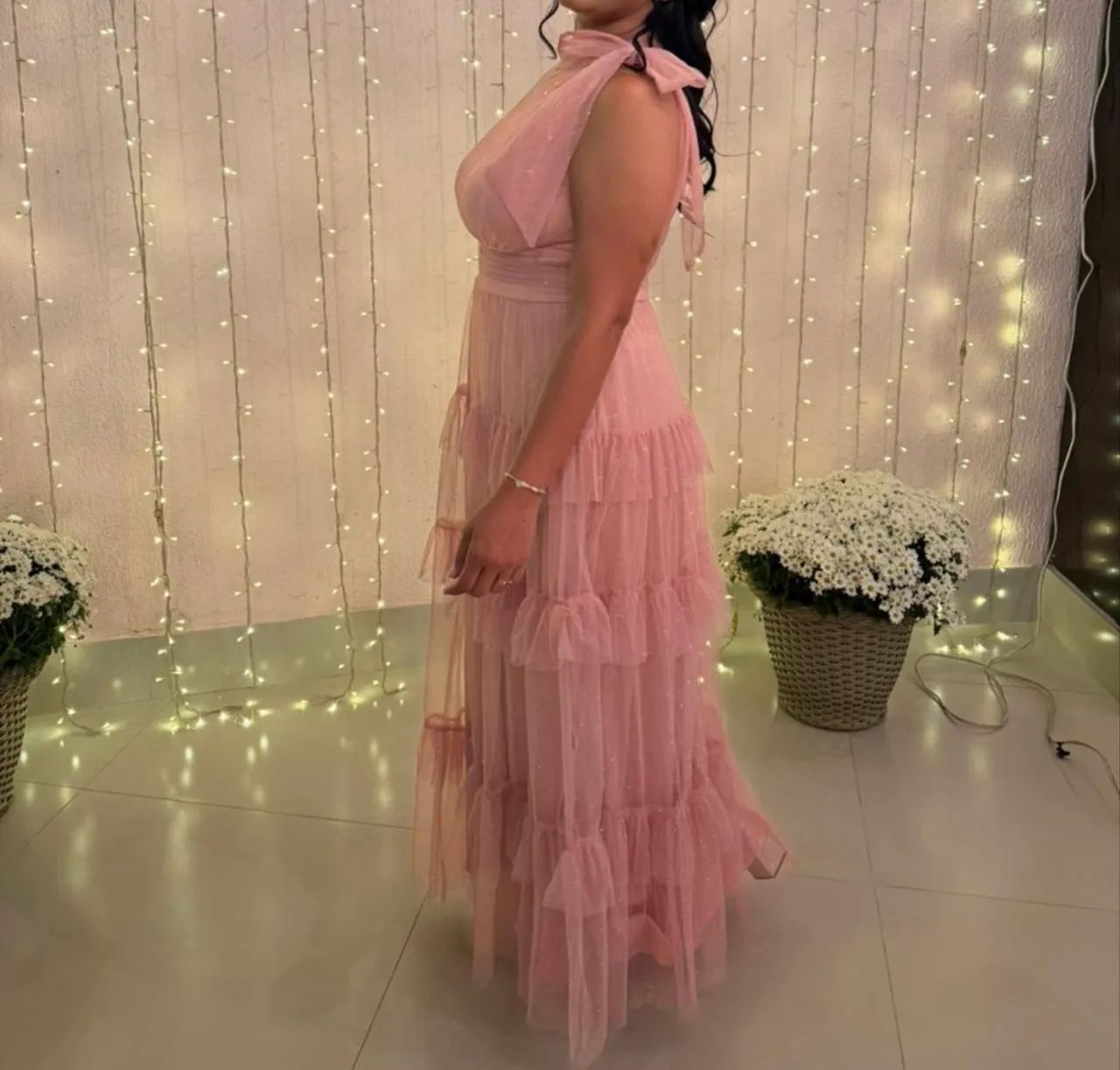 Vestido na cor rosê, com brilho , e amarração no ombro