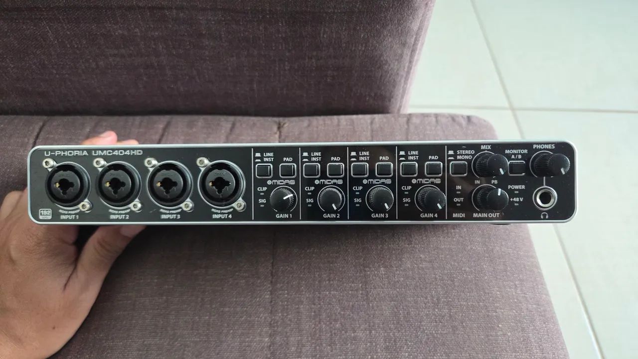 INTERFACE DE ÁUDIO BEHRINGER UMC404HD 4 CANAIS