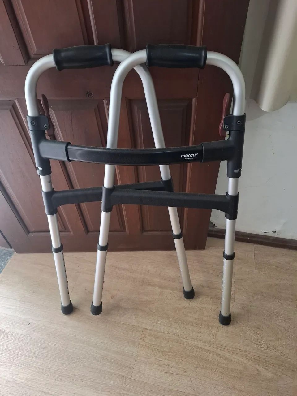 Vendo andador Mercur + bengala