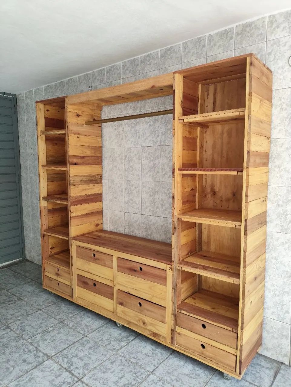 Guarda roupa de pallet com arara