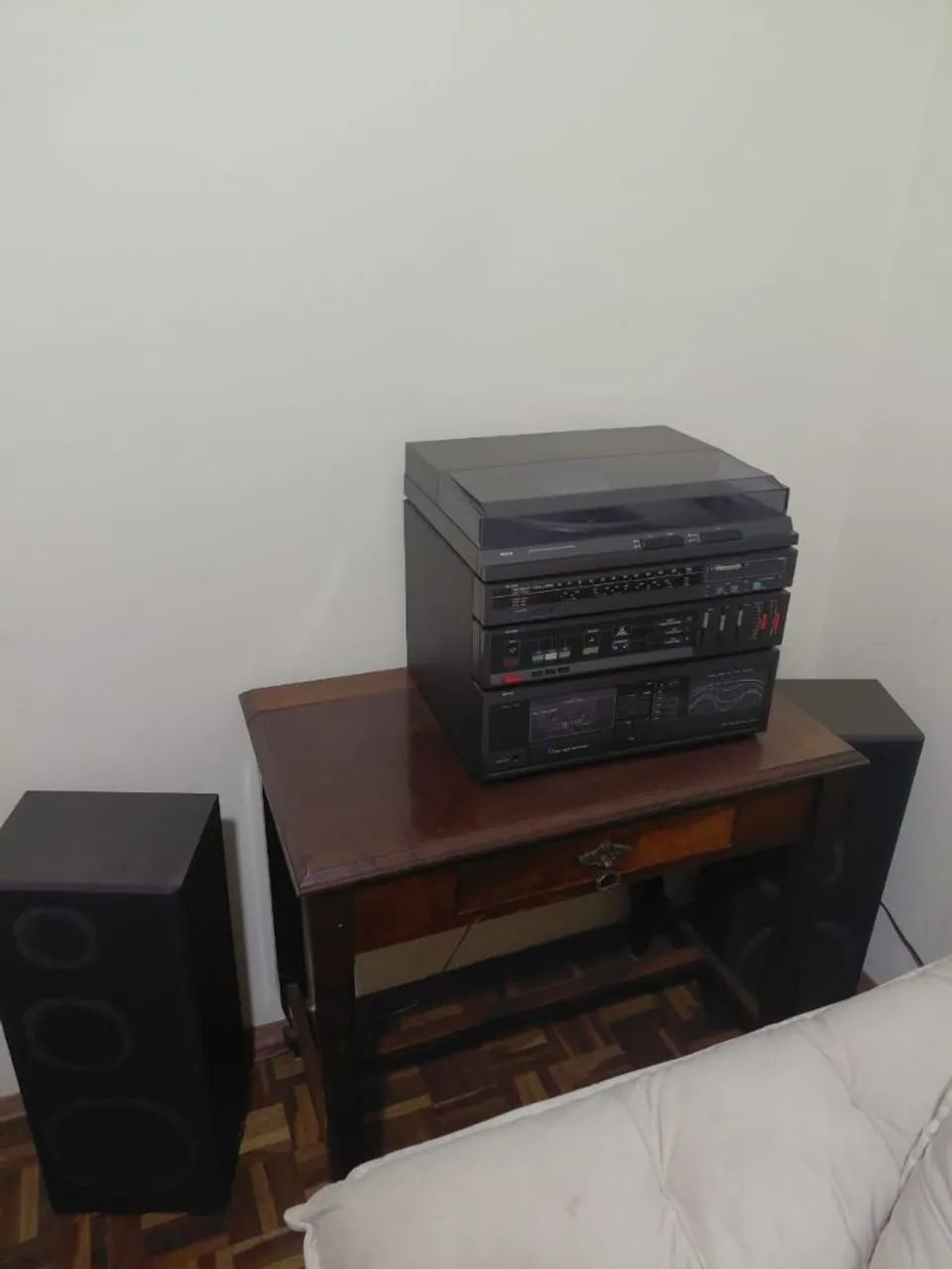 Som antigo com varios discos de vinil