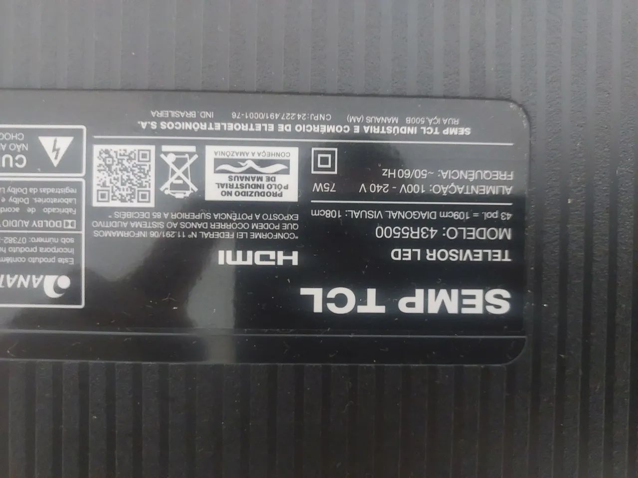 Duas TVs com defeito na tela 