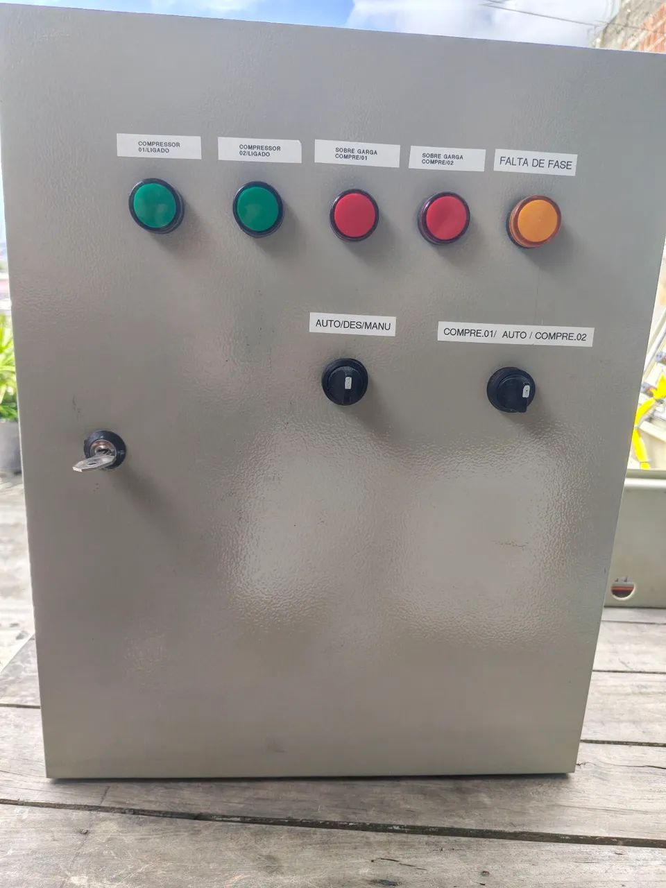 Quadro de comando para 2 compressores, funcionamento automático e manual.