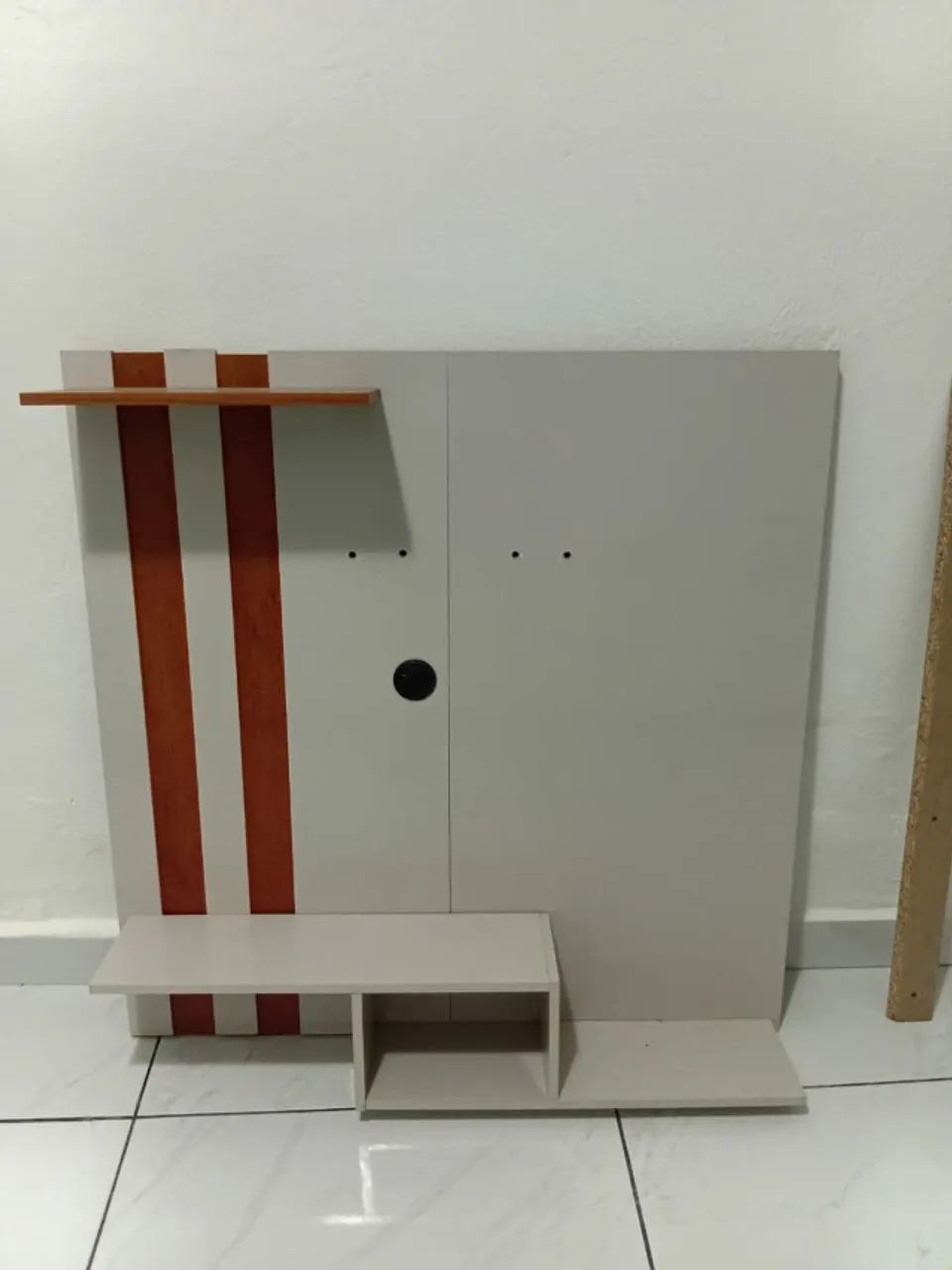 Painel para TV 32 a 43" com Rack/Bancada - Branco e Madeira