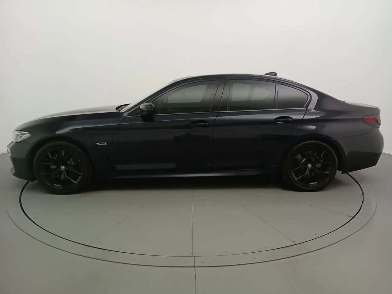 BMW Série 5 530E M Sport 2.0 Turbo Híbrido Aut., foto 2 de 18
