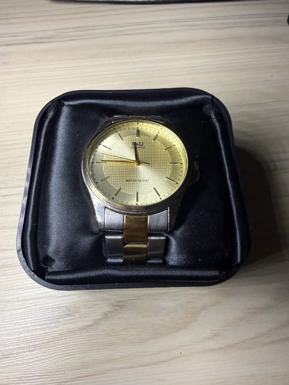 Relógio Q&Q Quartz Dourado