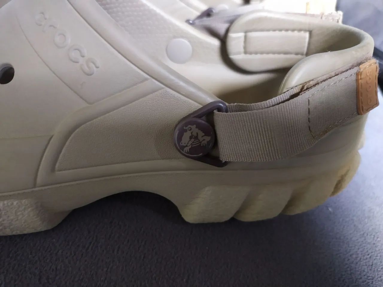 Crocs original marrom claro  - Foto 2