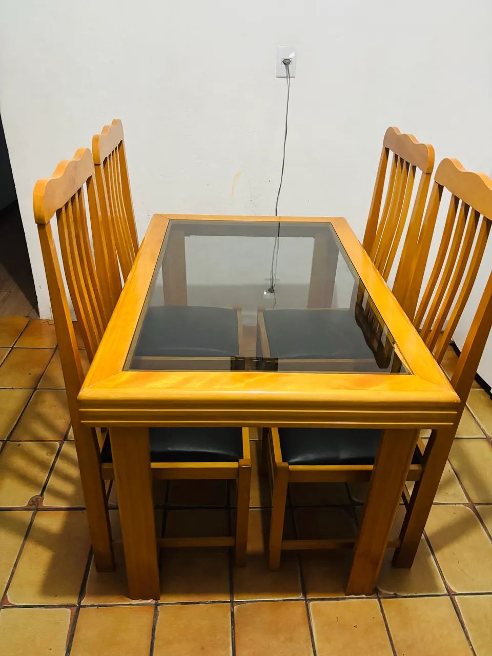 Mesa com 4 cadeiras 