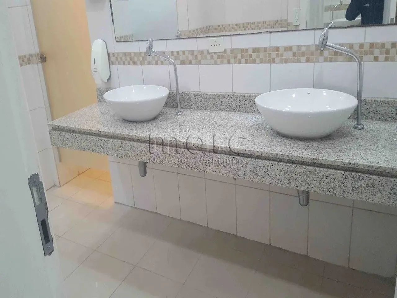 Loja totalmente reformada na República com 431m², salão grande mais sobre loja, com banhei - Foto 10