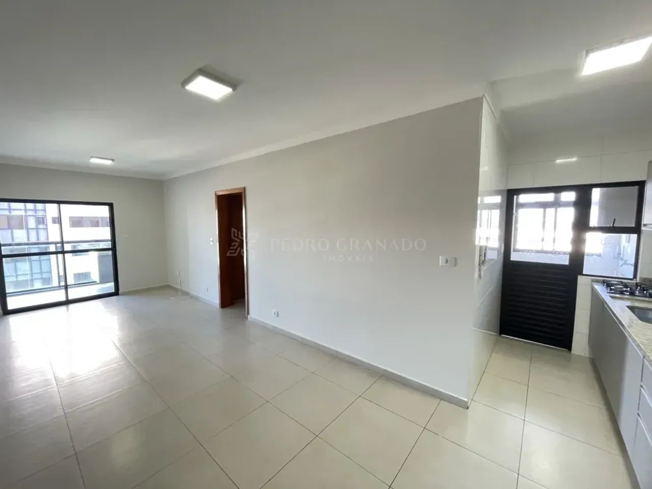 Apartamento com 2 quartos com 1 suíte no centro de Maringá.