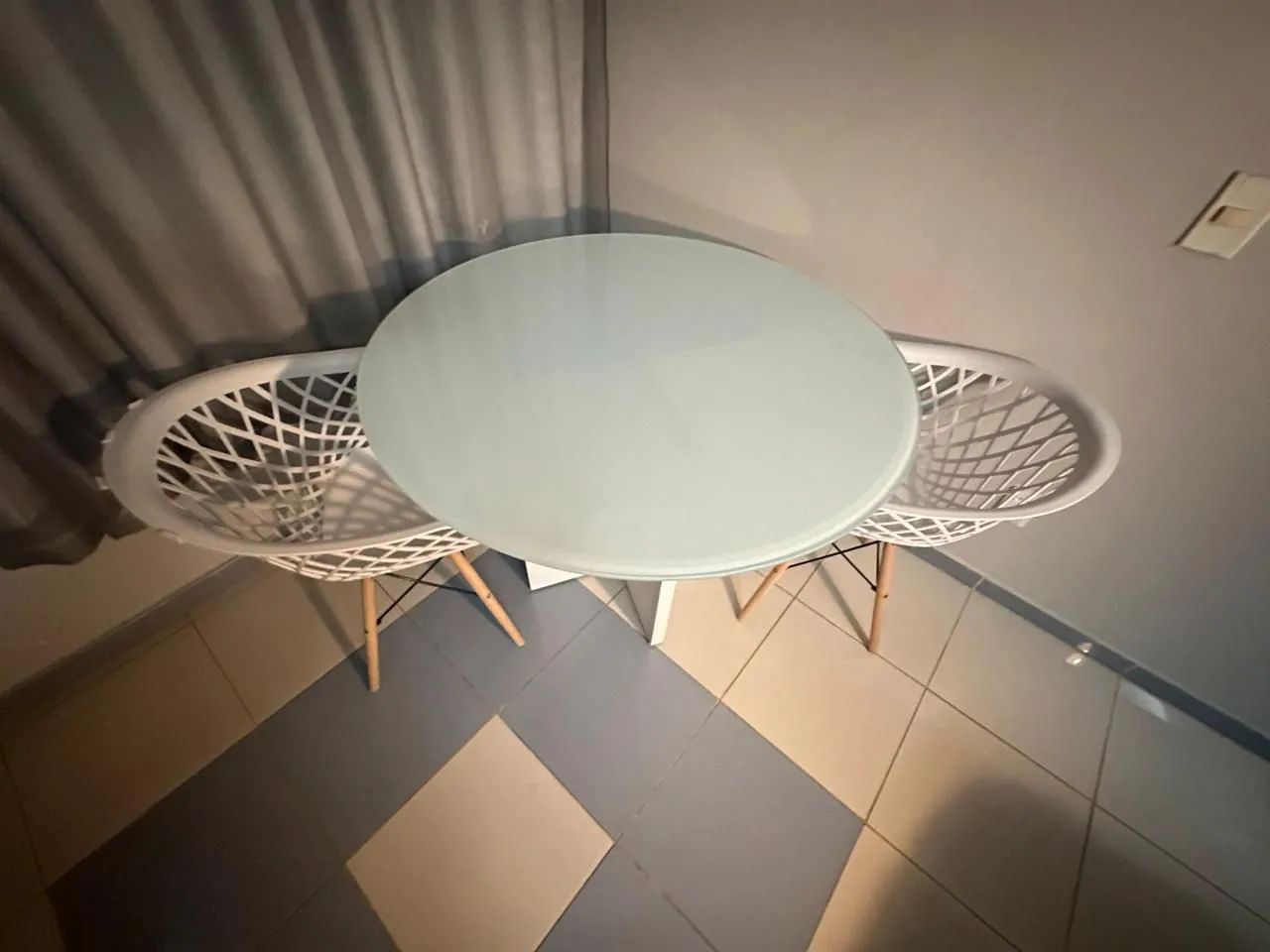 Mesa de Jantar redonda com tampo de vidro (SEM CADEIRAS). - Foto 3