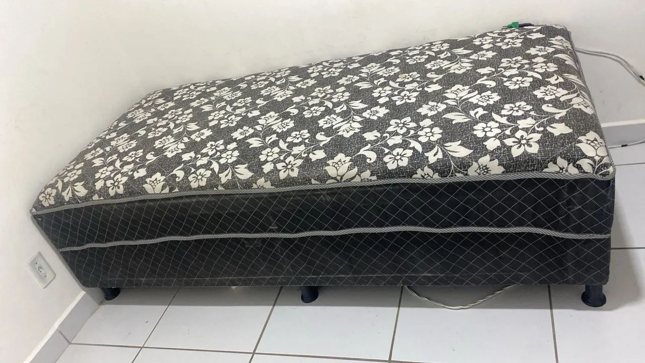 Cama box solteiro semi nova 